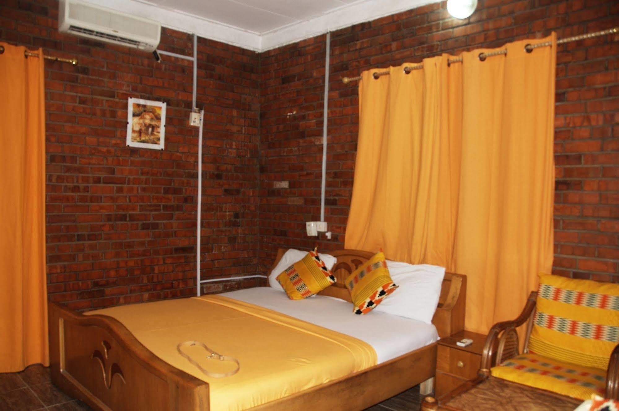Joy Family Lodge Amasaman Экстерьер фото